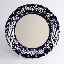Korkmaz Çini 26 cm Beyaz Kabartma Kaligrafi Tabağı