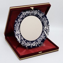 Korkmaz Çini 26 cm Beyaz Kabartma Kaligrafi Tabağı