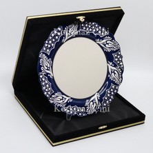 Korkmaz Çini 26 cm Beyaz Kabartma Kaligrafi Tabağı