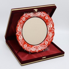 Korkmaz Çini 26 cm Beyaz Kabartma Kaligrafi Tabağı