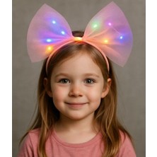 SanalAMCA Store Rengarenk LED Işıklı Fiyonk Şekilli Tül Parti Tacı Pembe Renk 25X25 cm