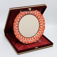 Korkmaz Çini 26 cm Beyaz Kabartma Kaligrafi Tabağı