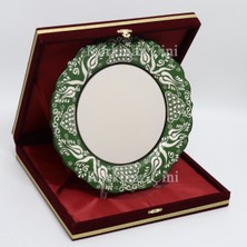 Korkmaz Çini 26 cm Beyaz Kabartma Kaligrafi Tabağı