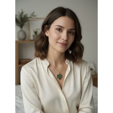 M&Ç Boutique Zümrüt Yeşili Kristal Taşlı Çiçek Kolye - Çelik Kaplama Zincir