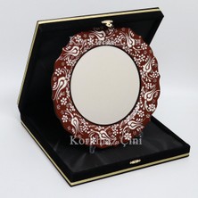 Korkmaz Çini 26 cm Beyaz Kabartma Kaligrafi Tabağı