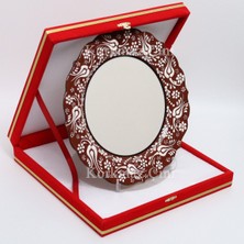 Korkmaz Çini 26 cm Beyaz Kabartma Kaligrafi Tabağı