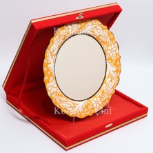 Korkmaz Çini 26 cm Beyaz Kabartma Kaligrafi Tabağı