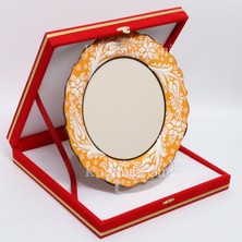 Korkmaz Çini 26 cm Beyaz Kabartma Kaligrafi Tabağı