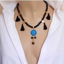 Sinem Şanlı Nera Siyah Oniks ve Süryani Taşı Detaylı Püsküllü Tasarım Kolye