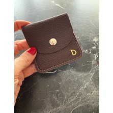Pinkylola Design-D Harf Detaylı -Kare Model Kahverengi Hakiki Deri ,mini Bozuk Para Cüzdanı .airpod, Bluetooth Kılıfı