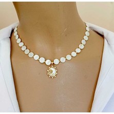 Sinem Şanlı Taşlı Zarif Kolye – Zirkon Taşlı Altın Renkli Melek Detaylı Kolye