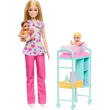 Barbie® Kariyer Bebekleri Çocuk Doktoru Oyun Seti ve Sarışın Bebek, 2 Bebek Figürü, Muayene Masası ve Aksesuarlar JMK12