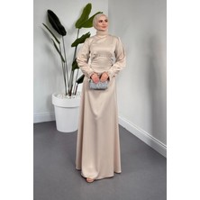 Tesettür Diyarı Ahur Taşlı Kolları Fırfırlı Saten Tesettür Abiye- Krem