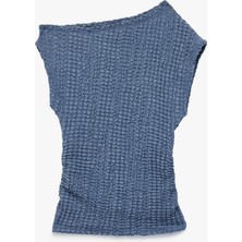 Koton Asimetrik Yaka Kolsuz Viskon Karışımlı Dokulu Crop Bluz