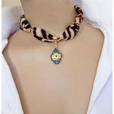 Sinem Şanlı Leopar Desenli Kumaş Bağlamalı Altın Kaplama Göz Detaylı Tasarım Kolye