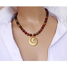 Sinem Şanlı Dönence 8 mm Akik Doğal Taş Kolye – Altın Rengi Hematit Ara Boncuklu, Çelik Kolye Uçlu, Kutulu