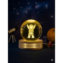 Biton Toptan Kişiye Özel 3D Astronot Küre Kristal  LED Gece Lambası – Usb'li Ahşap Standlı LED Masa Gece Lambası
