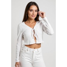 SHC4200 Kadın Beyaz Uzun Kollu Önden Bağlama Detaylı Crop Top Bluz – Şık, Rahat ve Kolay Kombinlenebilir