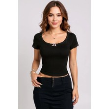 SHC4200 Kadın Siyah Göğsü ve Kolları Dantelli Fiyonklu Kısa Kol Crop Top Bluz – Şık, Rahat ve Kolay Kombinl