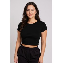SHC4200 Kadın Siyah Yuvarlak Yaka Yarım Kol Crop Top Bluz – Şık, Rahat ve Kolay Kombinlenebilir