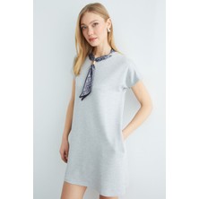 FullaModa Fular Detaylı Bisiklet Yaka Elbise