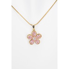 Stella Fortis Çiçek Figürlü Kadın Kolye – Pembe Kristal Taşlı, Zarif ve Işıltılı Tasarım | Altın Kaplama