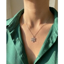 Milena Blake Taşlı, Çelik  Gümüş Renkli Kar Tanesi Kolye – Zarafetin ve Benzersizliğin Simgesi