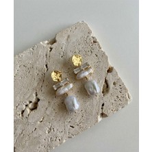 Milena Blake Doğal Inci Detaylı Çok Katmanlı Gold  Çelik Sallantılı Küpe – Modern Sanat Esintili Tasarım