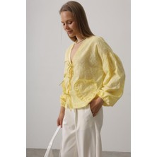 Bi Baksana Kalp Detaylı Bağlamalı Brode Bluz - Sarı