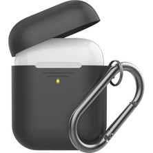 Storemax Airpods 1-2 Nesil Uyumlu Silikon Kılıf – Mat Yumuşak Dokulu, Darbeye Dayanıklı, Kemer Klipsli Karabina, Kablosuz Şarj Destekli Koruyucu Kapak Siyah