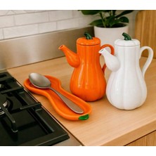 Kitchen Pembelia 3’lü Set 2’li Turuncu ve Beyaz Herbiri Porselen 1000 ml Yağdanlık ve Turuncu Porselen Kaşık Altlığı