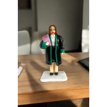 Figürart El Yapımı Kadın Avukat Biblo – Hukukçu Figürü – Adalet Temalı Dekor ve Hediye