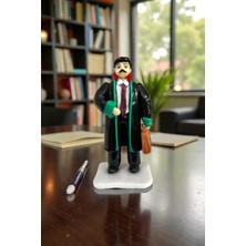 Figürart El Yapımı Erkek Avukat Biblo – Hukukçu Figürü – Adalet Temalı Dekor ve Hediye