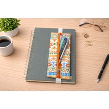 Syaze Turuncu Etnik Desenli Lastikli Defter Üstü Kalemlik – Dijital Baskılı Kumaş