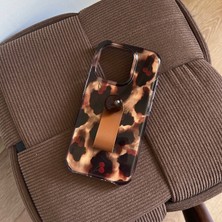 Lama Case Apple iPhone 16 Pro Kılıf Deri Tutmalı Atölye Serisi  Kiraz-Leopar Desenli Kapak (El Işçiliği Üretim)