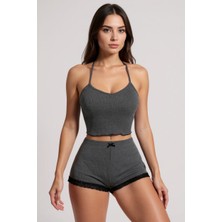 Kadın Gri Kaşkorse Sırt ve Bacak Kısmı Dantel Detaylı Şortlu Gecelik Takım – Modern, Konforlu ve Günlük Kombinlere Uygun