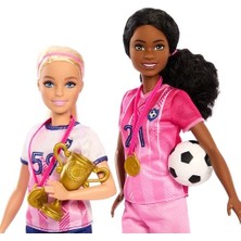 Kariyer Bebekleri ve 15 Aksesuar, '' ile Sarı Saçlı ve Minyon Bebek, 2 Kale, 2 Top ve Daha Fazlasıyla Futbolcu Bebekler Oyun Seti, HRG88