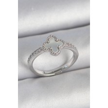 Clariss Pirinç Gümüş Renk Zirkon Taşlı Beyaz Mineli Yonca Model Ayarlanabilir Kadın Yüzük