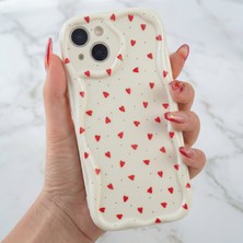 Fibaks Apple iPhone 15 Kılıf Kamera Korumalı Dalga Kenarlı Kırmızı Kalp Desenli Silikon Kapak