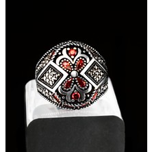 Yıldırım Kırmızı Taş Detaylı 925 Ayar Gümüş Erkek Yüzük – Geometrik Desenli El Işçiliği Tasarım