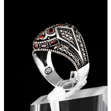 Yıldırım Kırmızı Taş Detaylı 925 Ayar Gümüş Erkek Yüzük – Geometrik Desenli El Işçiliği Tasarım