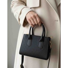 Özense Üstten Fermuarlı Siyah Renkli 20 cm Genişliğinde 15 cm Uzunluğunda Kadın El ve Omuz Çantası