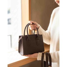 Özense Üstten Fermuarlı Kahve Renkli 20 cm Genişliğinde 15 cm Uzunluğunda Kadın El ve Omuz Çantası