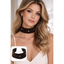 Syaze Metal Detaylı Süet Choker Kolye – Acı Kahverengi 4 cm Eni