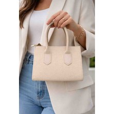 Özense Üstten Fermuarlı Bej Renkli 20 cm Genişliğinde 15 cm Uzunluğunda Kadın El ve Omuz Çantası