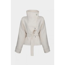 Açelya Okcu Premium Ballard Dokuma Kısa Ceket