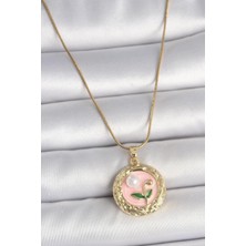 Inure Jewelry 316L Çelik Gold Renk Zincir Pembe Çiçek Işlemeli Inci Detay Portre Model Kadın Kolye