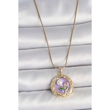 Inure Jewelry 316L Çelik Gold Renk Zincir Mor Çiçek Işlemeli Inci Detay Potre Model Kadın Kolye