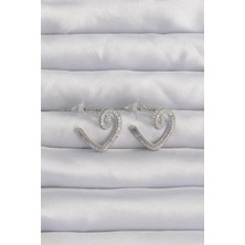 Inure Jewelry Pirinç Gümüş Renk Zirkon Taşlı Kıvrımlı Yarım Kalp Küpe