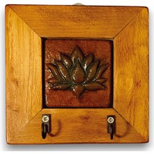 Toprakana Art Lotus Çiçeği, Ahşap Çerçeveli Seramik Anahtarlık Duvar Panosu Askılık Tablo 14,5×14,5×2,5 (cm)